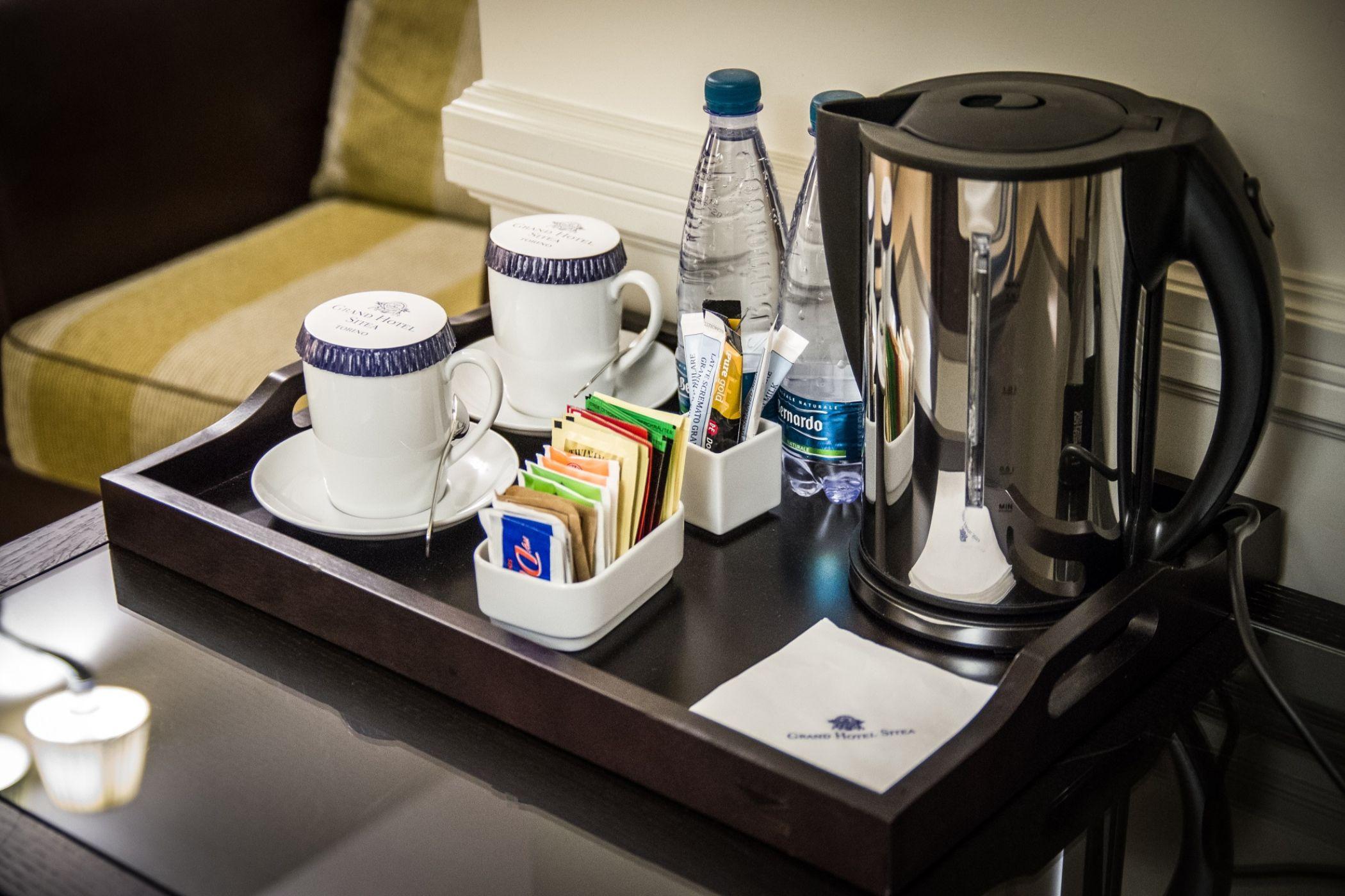 Grand Hotel Sitea Torino Esterno foto A kettle and bottled water in a hotel room