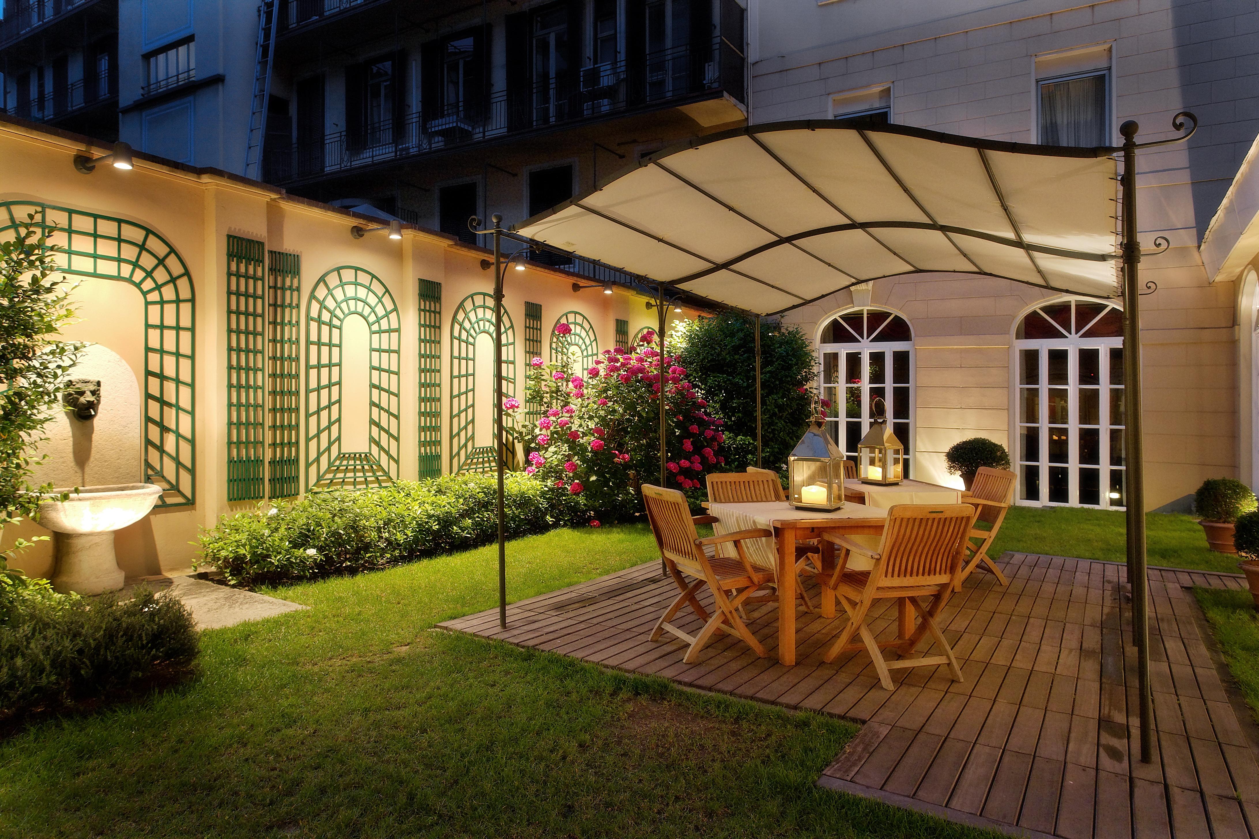 Grand Hotel Sitea Torino Ristorante foto A garden at night