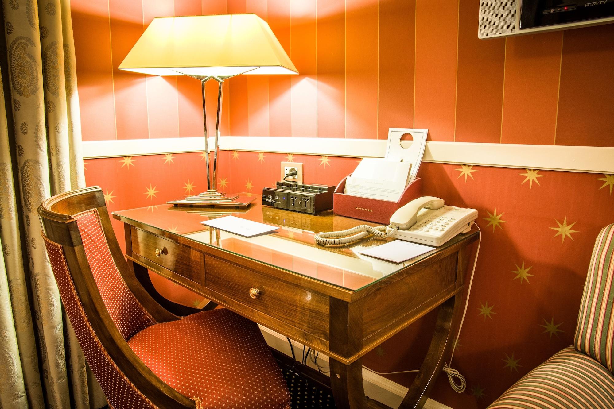 Grand Hotel Sitea Torino Esterno foto A writing desk in a hotel room