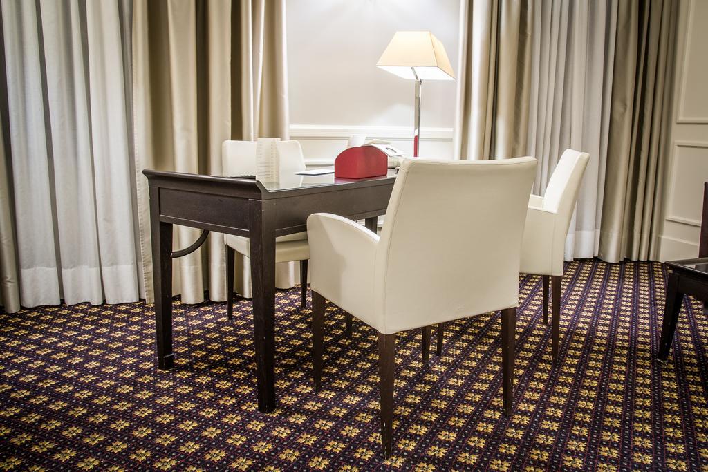 Grand Hotel Sitea Torino Esterno foto A room with carpet