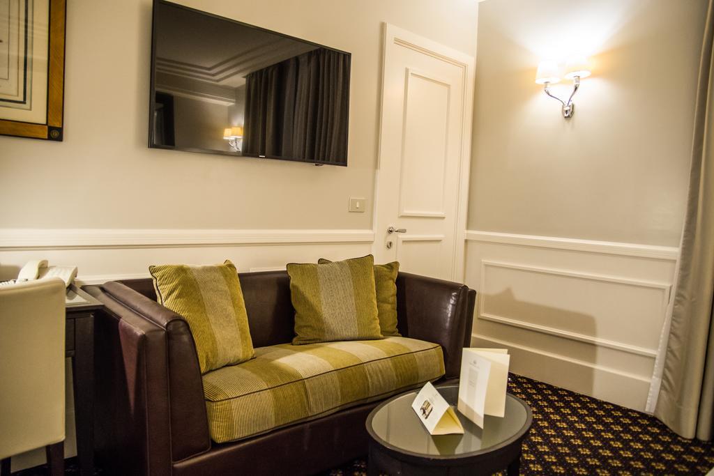 Grand Hotel Sitea Torino Esterno foto A sofa in a hotel room