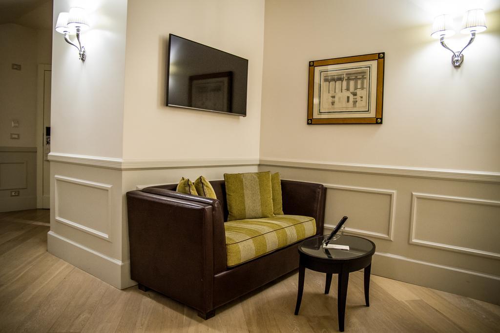 Grand Hotel Sitea Torino Esterno foto A wainscoting in a hotel room