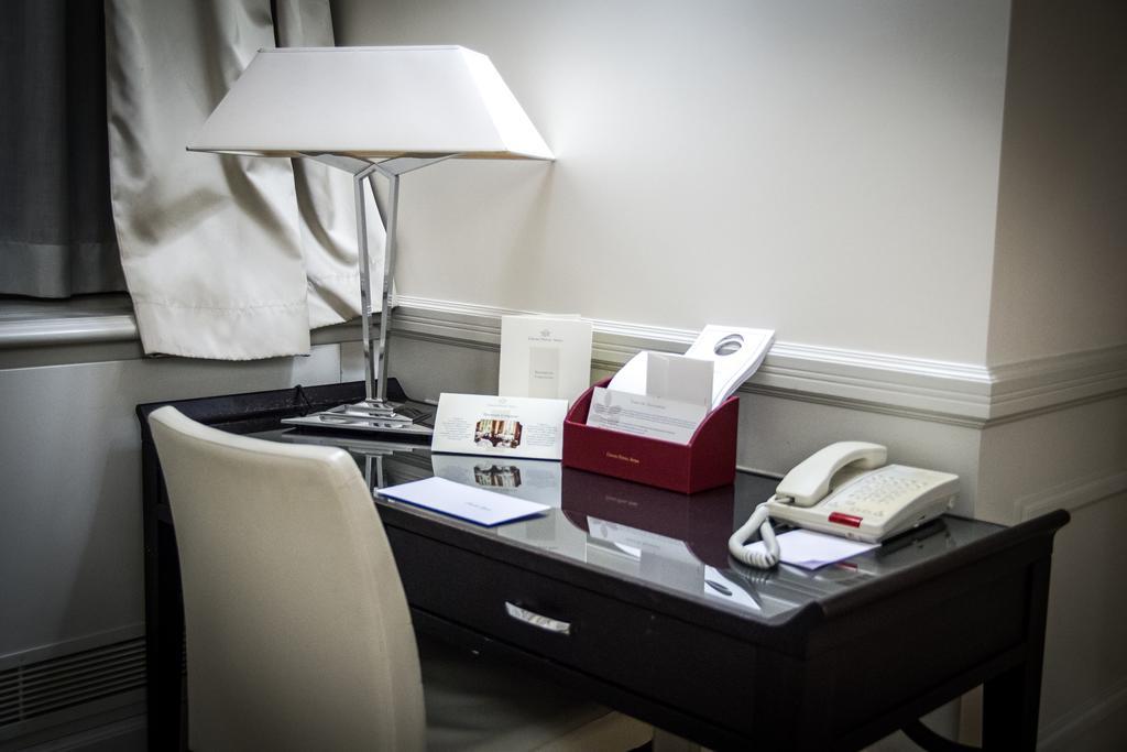 Grand Hotel Sitea Torino Esterno foto A desk in a hotel room